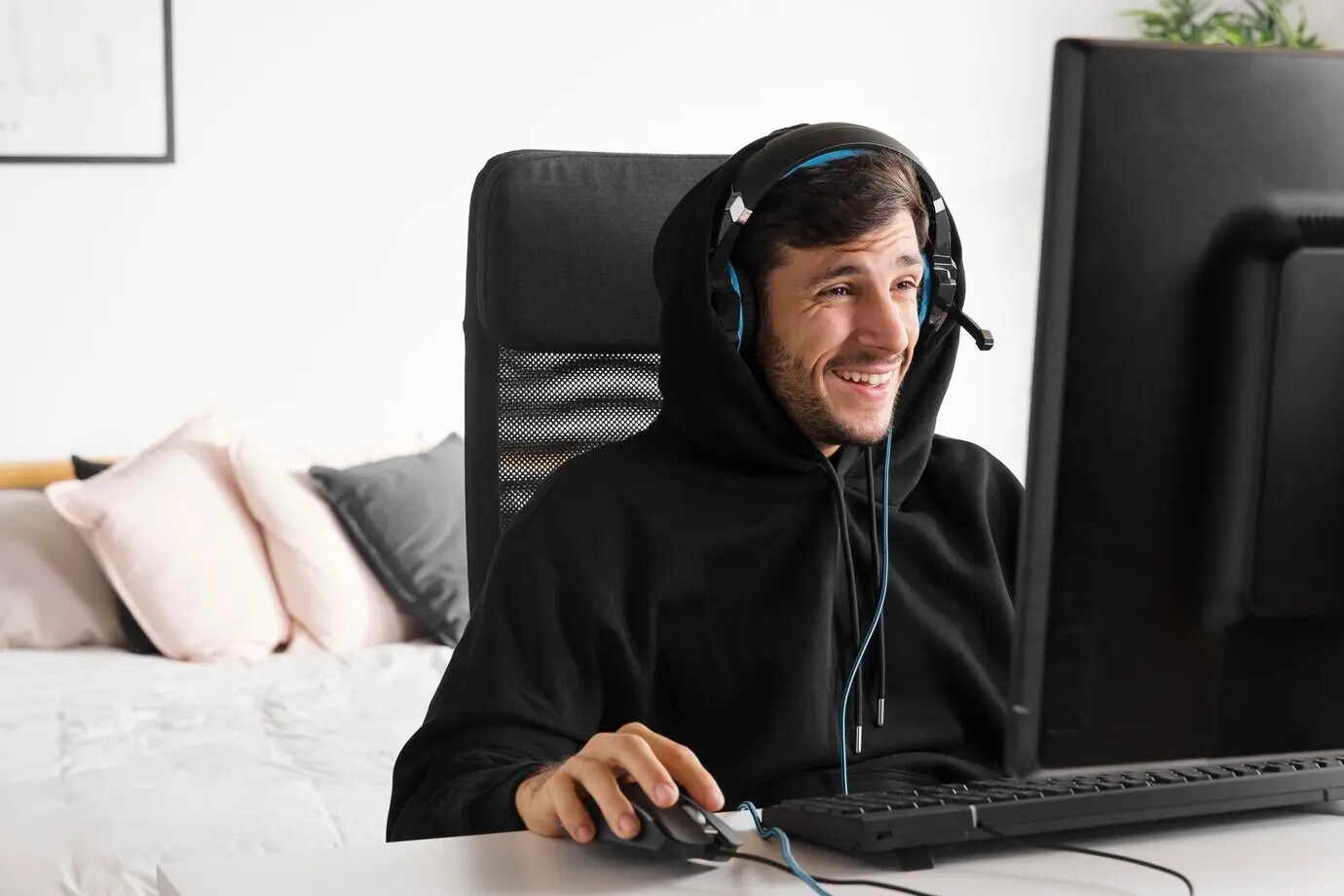 Средний план улыбающегося мужчины, играющего в игру.