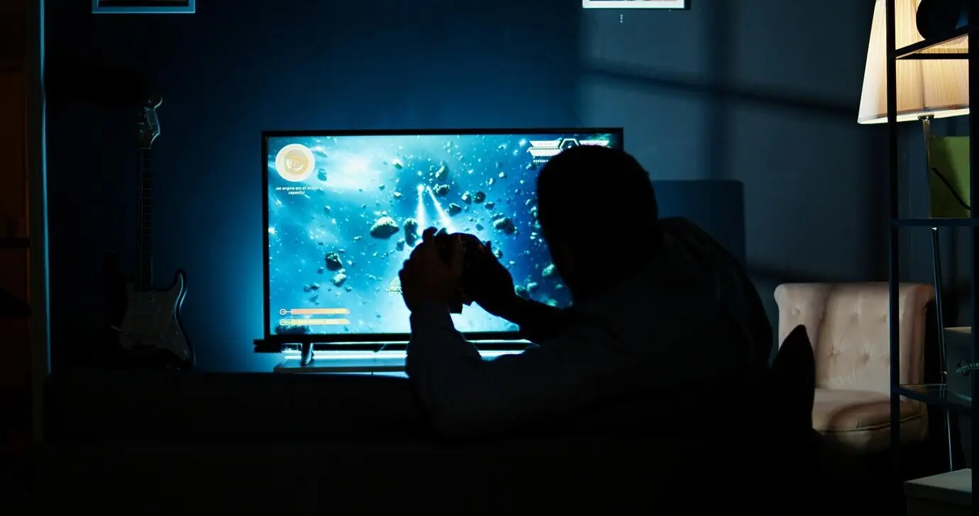 Умелый человек наслаждается победами в онлайн‑видеоиграх на смарт‑ТВ‑системе.