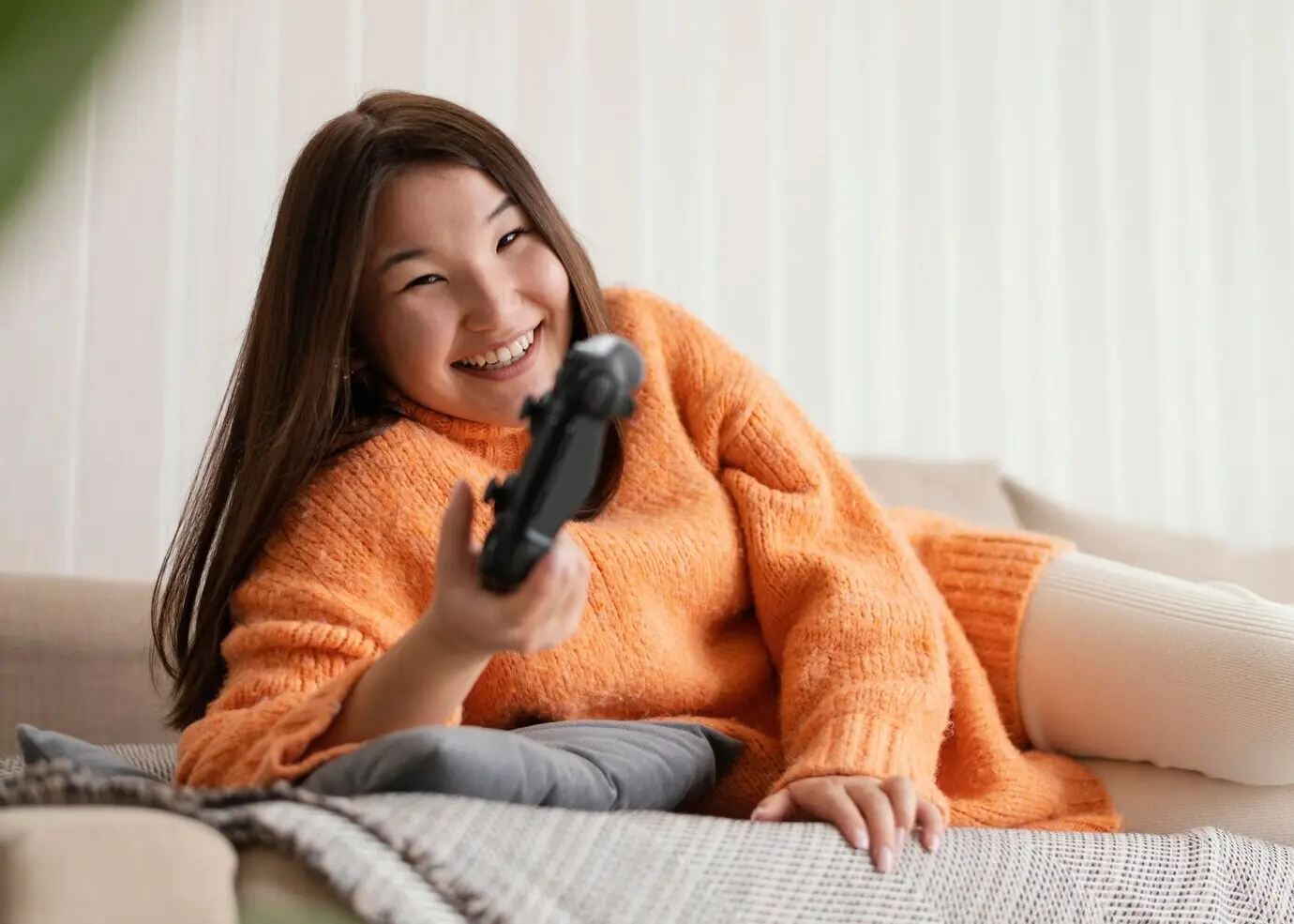 Улыбчивая девушка с контроллером в руках