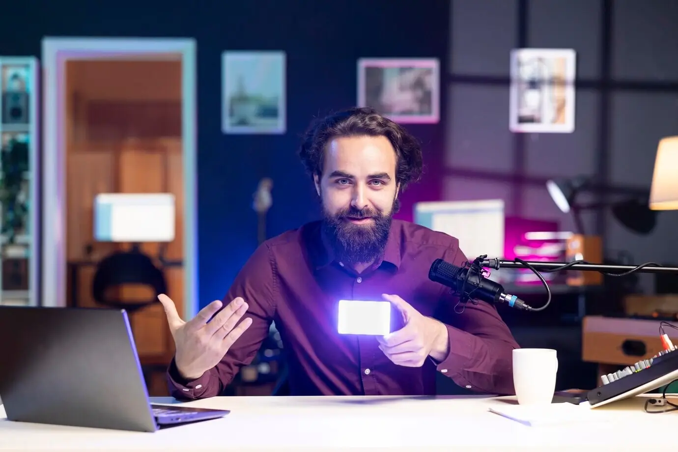 Портрет счастливого обозревателя, обсуждающего со зрителями мини-светодиодные лампы.