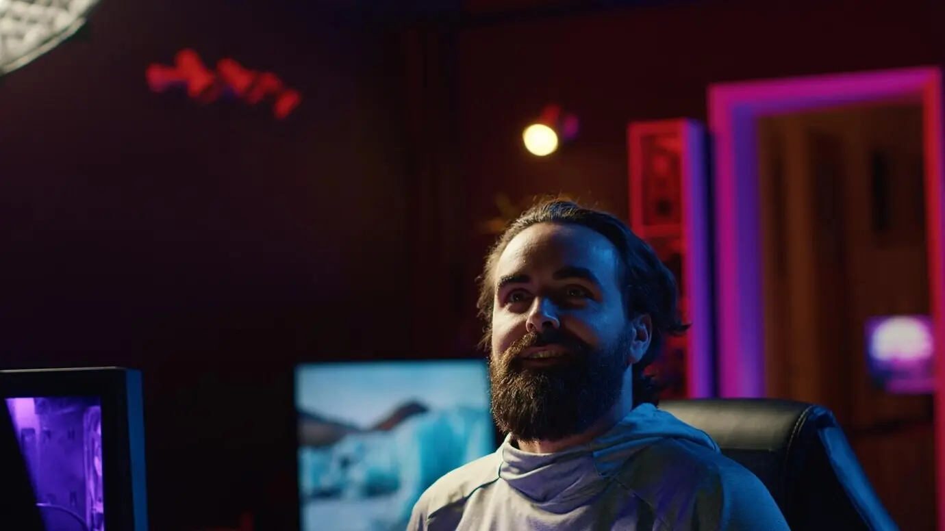 Энергичный геймер начинает прямую трансляцию, общаясь со зрителями перед тем, как начать играть в видеоигру.